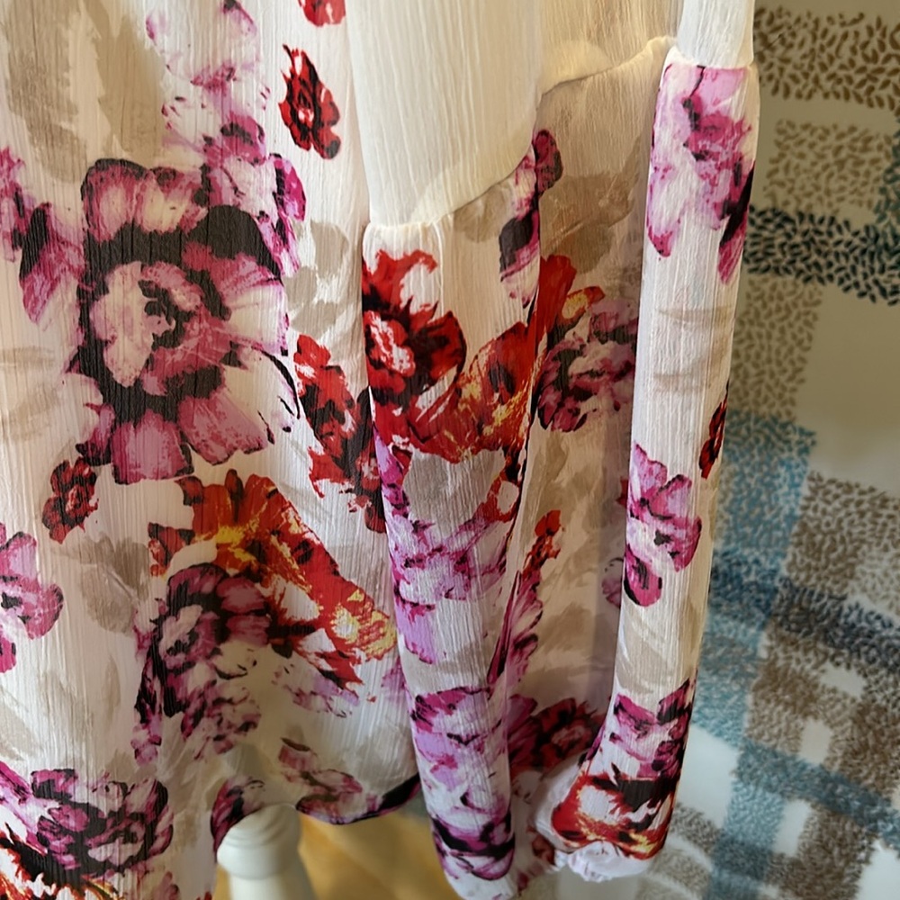 Apt. 9 White flowered blouse size large - Picture 4 of 11